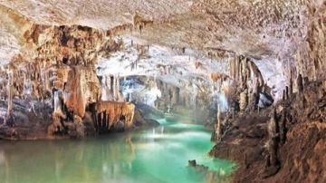 وزارة السياحة تسلمت التقرير النهائي للجنة تقصي الأضرار في مغارة جعيتا.. هل سيعاد فتحها؟ وزارة السياحة تسلمت التقرير النهائي للجنة تقصي الأضرار في مغارة جعيتا.. هل سيعاد فتحها؟