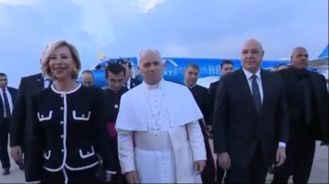 الجيش اللبناني يطلق عددا من قذائف المدفعية الخلبية عند وصول البابا لاوون إلى بيروت الجيش اللبناني يطلق عددا من قذائف المدفعية الخلبية عند وصول البابا لاوون إلى بيروت