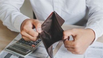 باع ميدالية أبطال أوروبا وقمصانه.. نجم يواجه الإفلاس!