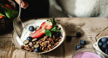 الزبادي اليوناني مقابل العادي أيهما أكثر فائدة؟