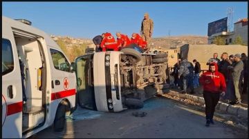 سقوط عشرات الطلاب جرحى بحادث مروع اثناء توجههم الى مدرستهم صباح اليوم سقوط عشرات الطلاب جرحى بحادث مروع اثناء توجههم الى مدرستهم صباح اليوم