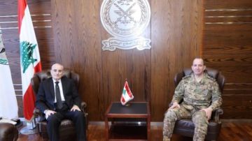 وزير الدفاع يستقبل قائد الجيش مهنئا بعيد الاستقلال