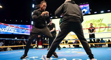 جمهور حاشد وأجواء حماسية تدريبات مفتوحة لأبطال The Ring IV في الرياض