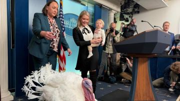 ضيف غريب في البيت الأبيض... وفيديو طريف!