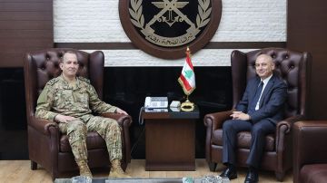 هيكل استقبل سعد ومحفوض والمدير الإقليمي في اللجنة الدولية للصليب الأحمر هيكل استقبل سعد ومحفوض والمدير الإقليمي في اللجنة الدولية للصليب الأحمر