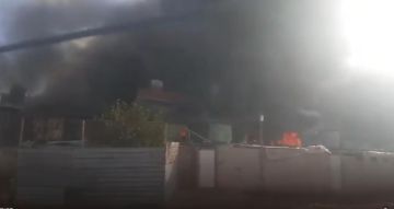 بالفيديو: حريق كبير في معمل