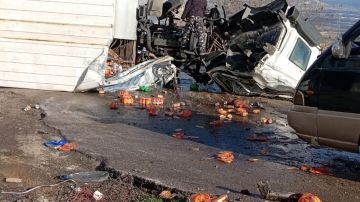 بالفيديو: إنقلاب شاحنة... ومشهد كارثي! بالفيديو: إنقلاب شاحنة... ومشهد كارثي!