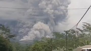 بالفيديو: تدفق هائل للرماد البركاني... وتأهب