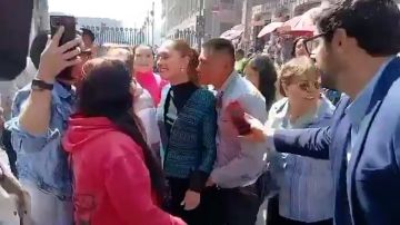 بالفيديو: تعرض رئيسة لموقف محرج بالفيديو: تعرض رئيسة لموقف محرج