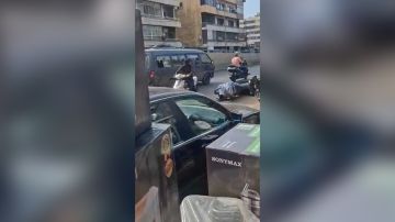 بالفيديو: سلب بقوة السلاح على طريق المطار