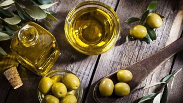 زيت الزيتون.. مفتاح الصحة وطول العمر زيت الزيتون.. مفتاح الصحة وطول العمر