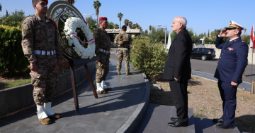 وزير الدفاع وضع إكليلا على نصب الأمير فخر الدين