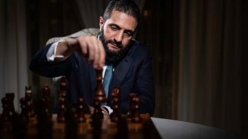 بالصورة: الشرع يلعب الشطرنج في واشنطن بالصورة: الشرع يلعب الشطرنج في واشنطن