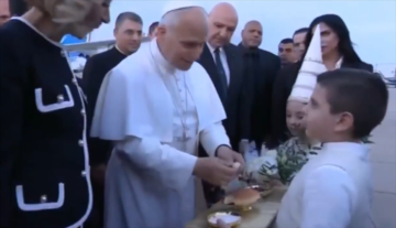 بالصورة - خبز وملح باركهما البابا لاوون عند وصوله إلى بيروت بالصورة - خبز وملح باركهما البابا لاوون عند وصوله إلى بيروت