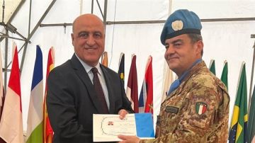 تكريم الإعلامي سلطان سليمان في احتفال استقلال نقابة موظفي اليونيفيل تكريم الإعلامي سلطان سليمان في احتفال استقلال نقابة موظفي اليونيفيل