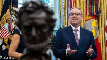 البيت الأبيض يحذر من تقلص الناتج المحلي الأميركي بسبب الإغلاق الحكومي