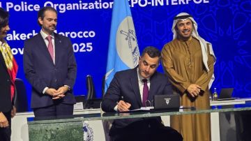 اللواء عبدالله وقع اتفاق الإنتربول لامتيازات وحصانات المنظمة