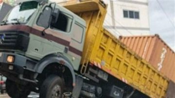 حادث مروع كاد يتسبب بكارثة شاحنة تفقد توازنها وترتفع مقدمتها في الهواء وتسقط حمولتها!