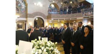 وزير الإعلام مثل الرؤساء الثلاثة في مأتم والد زوجة المدير العام لرئاسة الجمهورية وزير الإعلام مثل الرؤساء الثلاثة في مأتم والد زوجة المدير العام لرئاسة الجمهورية