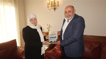 بهية الحريري تتسلم من خالد الكردي كتابه لبنان في خمسة عهود رئاسية 1943 1976