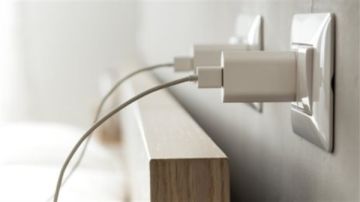 خطير جدا.. إحذروا ترك الشاحن موصولا بالكهرباء