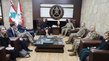 قائد الجيش عرض مع وفد فرنسي العمل على تطبيق اتفاق وقف الأعمال العدائية قائد الجيش عرض مع وفد فرنسي العمل على تطبيق اتفاق وقف الأعمال العدائية