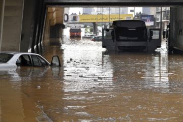 لبنان.. منخفض جوي يشل طرقات بيروت ويغرق وزارة العمل (فيديو)