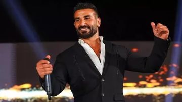 مسنودا على أذرع عدد من مرافقيه.. أحمد سعد يحيي أول حفل له بعد تعرضه لحادث سير (فيديو)