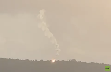 تزامنا مع وصول البابا.. الجيش الإسرائيلي يستهدف منطقة وادي مظلم جنوب لبنان بالقذائف الضوئية (فيديو)