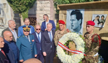 وضع أكاليل من الزهر على أضرحة بشارة الخوري وصائب سلام وبيار الجميل وكميل شمعون بذكرى الاستقلال