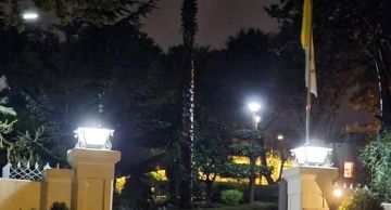 البابا لاوون وصل إلى مقر إقامته في السفارة البابوية حريصا