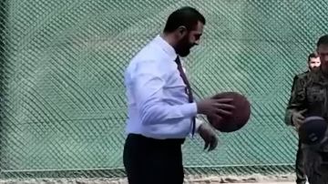 بالفيديو: الشرع وجنرال أميركي في الملعب