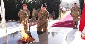 هيكل يضع إكليلا على نصب شهداء الجيش