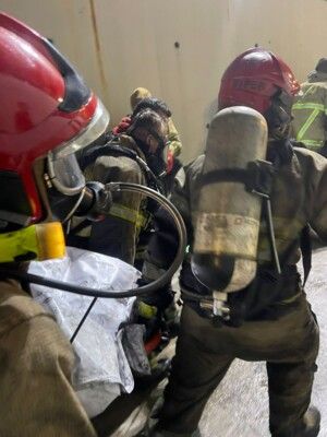 الدفاع المدني: انتشال 3 جثامين جراء حريق الطبقة السفلية في معمل الهوا تشيكن في أنفه الدفاع المدني: انتشال 3 جثامين جراء حريق الطبقة السفلية في معمل الهوا تشيكن في أنفه