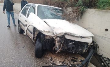 جريحان نتيجة تصادم بين شاحنة وسيارة على طريق كفرحزير باتجاه شكا