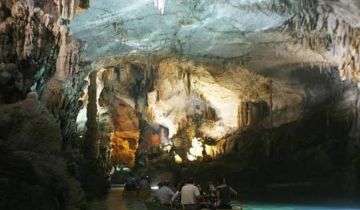 زفاف داخل مغارة جعيتا يشعل الجدل... والسياحة ترد بإنذار!