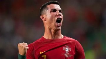 بصعوبة.. رونالدو يهزم  الحارس الروبوت ! (فيديو)