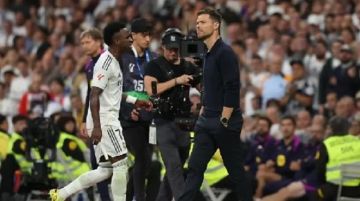 فينيسيوس يلوي ذراع ريال مدريد: التجديد مقابل رحيل ألونسو