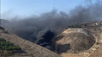 مواطن يشعل كميات ضخمة من الإطارات في أطراف الجميجمة