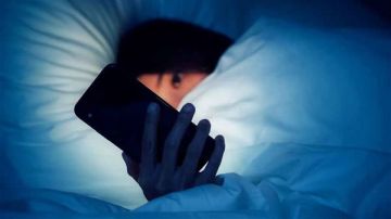دراسة جديدة تكشف.. هل من علاقة بين الهواتف وقلة النوم؟