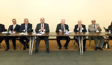 في ندوة نظمتها مؤسسة شاعر الفيحاء سابا زريق الثقافية .. هاشم الأيوبي وقع كتابه خمسون عاما يا زمان الجامعة بحضور حشد من الأدباء وأهل الفكر في ندوة نظمتها مؤسسة شاعر الفيحاء سابا زريق الثقافية .. هاشم الأيوبي وقع كتابه خمسون عاما يا زمان الجامعة بحضور حشد من الأدباء وأهل الفكر