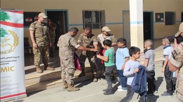 بالصور: حقائب مدرسية من الجيش لتلامذة المدارس الرسمية بالصور: حقائب مدرسية من الجيش لتلامذة المدارس الرسمية