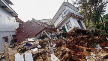 زلزال قوي يضرب إندونيسيا دون مخاوف من تسونامي زلزال قوي يضرب إندونيسيا دون مخاوف من تسونامي