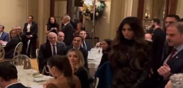 سفيرة أميركية تثير الجدل ارتدت فستانا شفافا خلال مناسبة رسمية (فيديو)