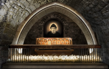 محطة عنايا تشهد أكبر الاستقبالات الشعبية خلوة لبابا الفاتيكان أمام ضريح القديس شربل