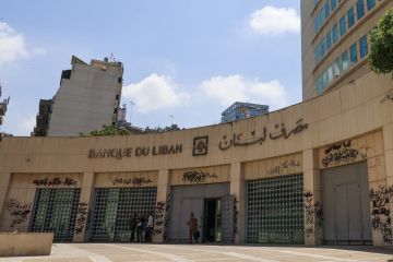 مصرف لبنان المركزي يفرض إجراءات وقائية على تداول العملات الأجنبية وتحويلها.. ويوضح السبب
