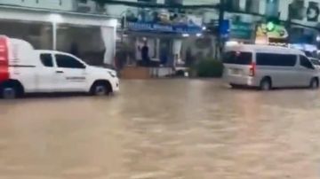 بالفيديو: فيضانات استثنائية... يعيشون في قوارب وملاجئ! بالفيديو: فيضانات استثنائية... يعيشون في قوارب وملاجئ!