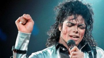 بعد 16 عاما على رحيله.. تشريح جثة مايكل جاكسون يكشف أسرارا صادمة