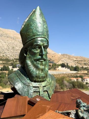 تمثال الطوباوي البطريرك اسطفان الدويهي في باريس بمسعى من سليمان فرنجيه تمثال الطوباوي البطريرك اسطفان الدويهي في باريس بمسعى من سليمان فرنجيه