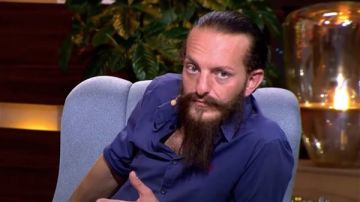 تعمد على يد كردينال.. بطل مسلسل الهيبة أويس مخللاتي: هذا سبب إعتناقي المسيحية (فيديو) تعمد على يد كردينال.. بطل مسلسل الهيبة أويس مخللاتي: هذا سبب إعتناقي المسيحية (فيديو)